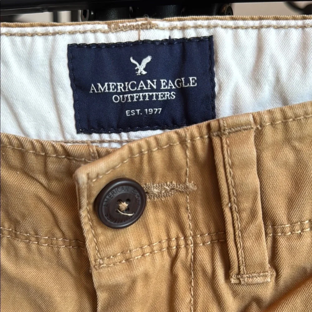 AMERICAN EAGLE OUTFITTERS Men’s Tan Chinos Classic Straight-Leg, size 28
